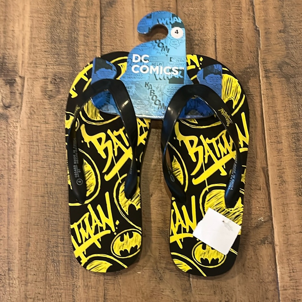 NWT boys black Batman flip flops size 4